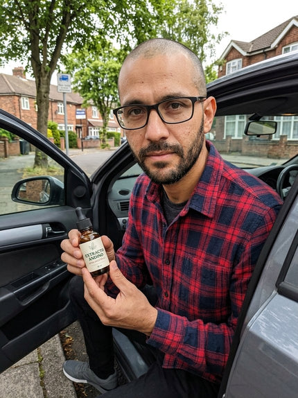 Sentado en el auto estacionado, con el gotero en la mano