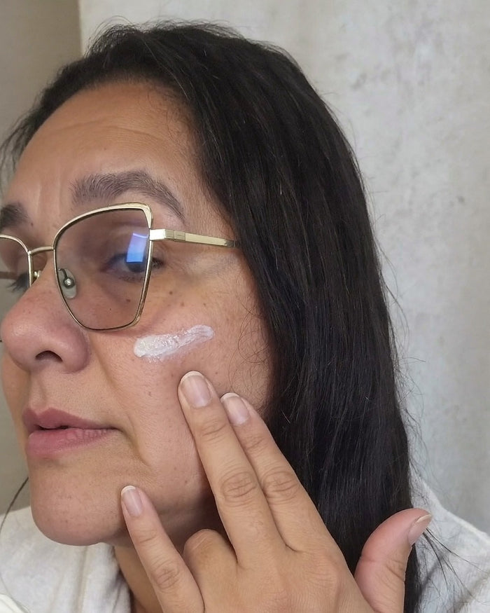Aplicando crema hidratante