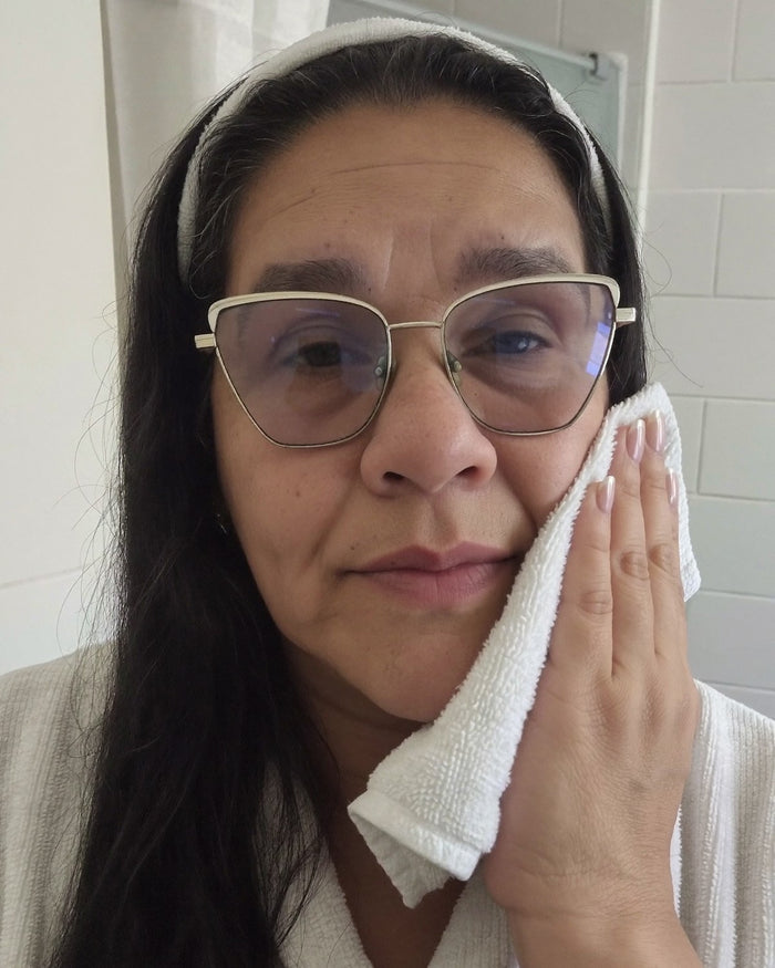 Secándose la cara recién lavada