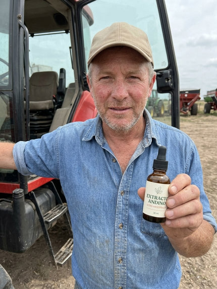 Al lado del tractor, con el gotero en la mano
