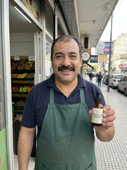 En la puerta del almacén, con el gotero en la mano